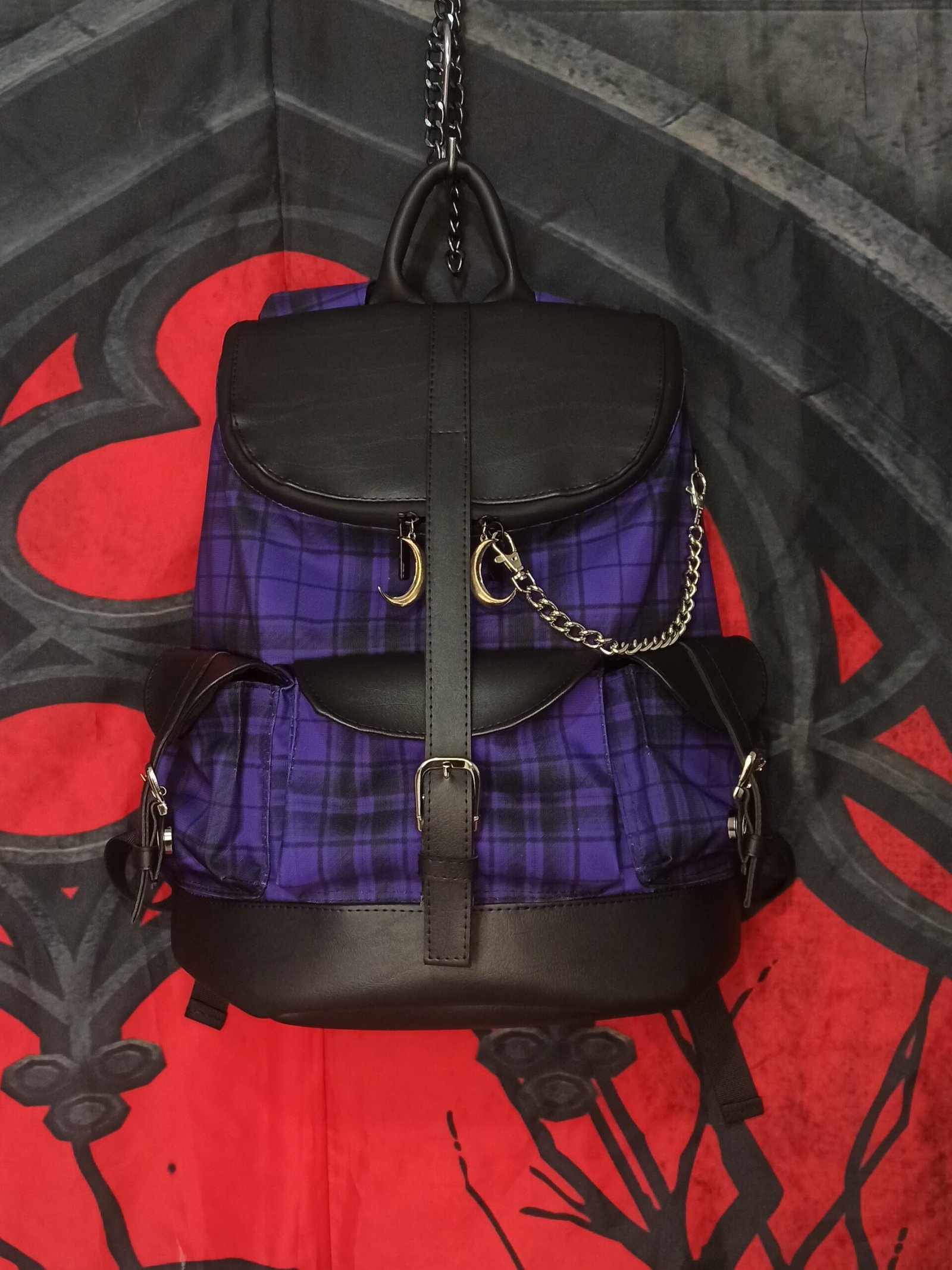 Mochila Juliet de estilo escocés púrpura y negro con detalles en cuero sintético,
