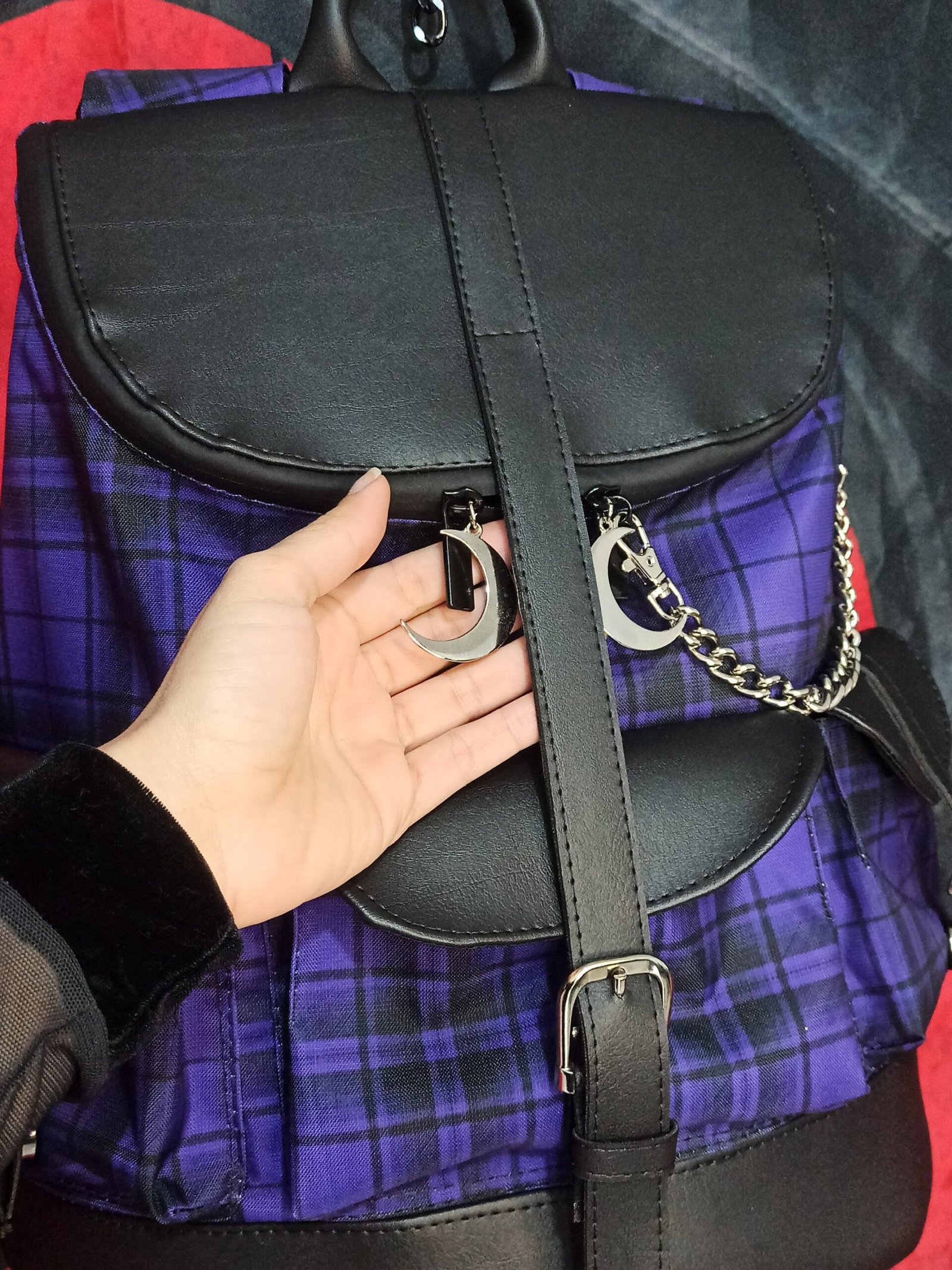 Mochila Juliet de estilo escocés púrpura y negro con detalles en cuero sintético,