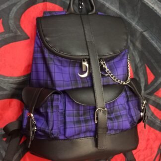 Mochila Juliet de estilo escocés púrpura y negro con detalles en cuero sintético,