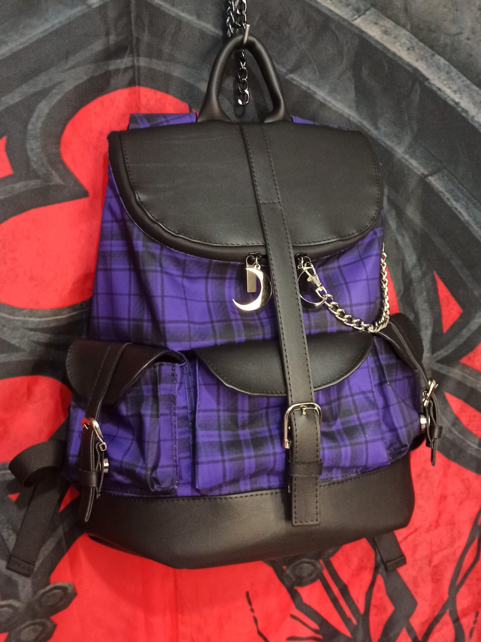 Mochila Juliet de estilo escocés púrpura y negro con detalles en cuero sintético,