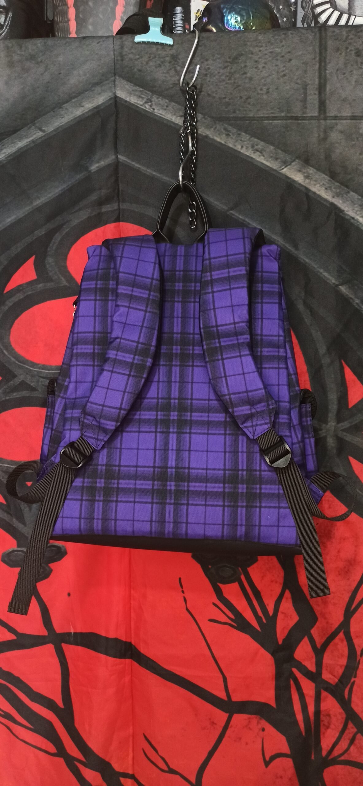 Mochila Juliet de estilo escocés púrpura y negro con detalles en cuero sintético,