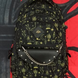 Mochila Doom con estampado Magical verde neón, detalles de cadena metálica, remaches plateados y forro interior rojo con parche de ojo místico.
