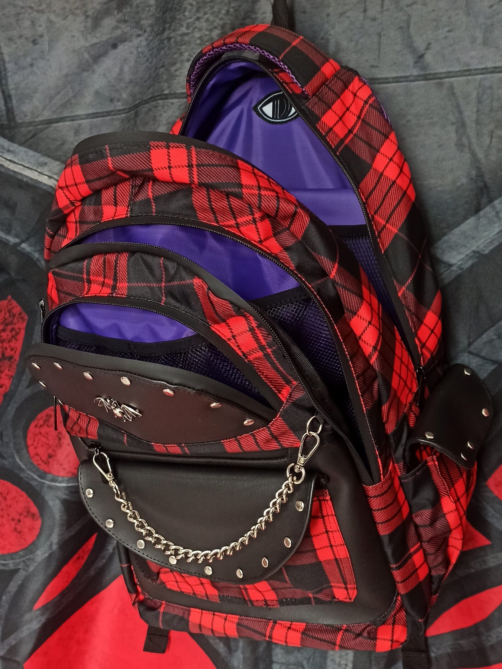 Interior morado con bolsillos de red de mochila alternativa
