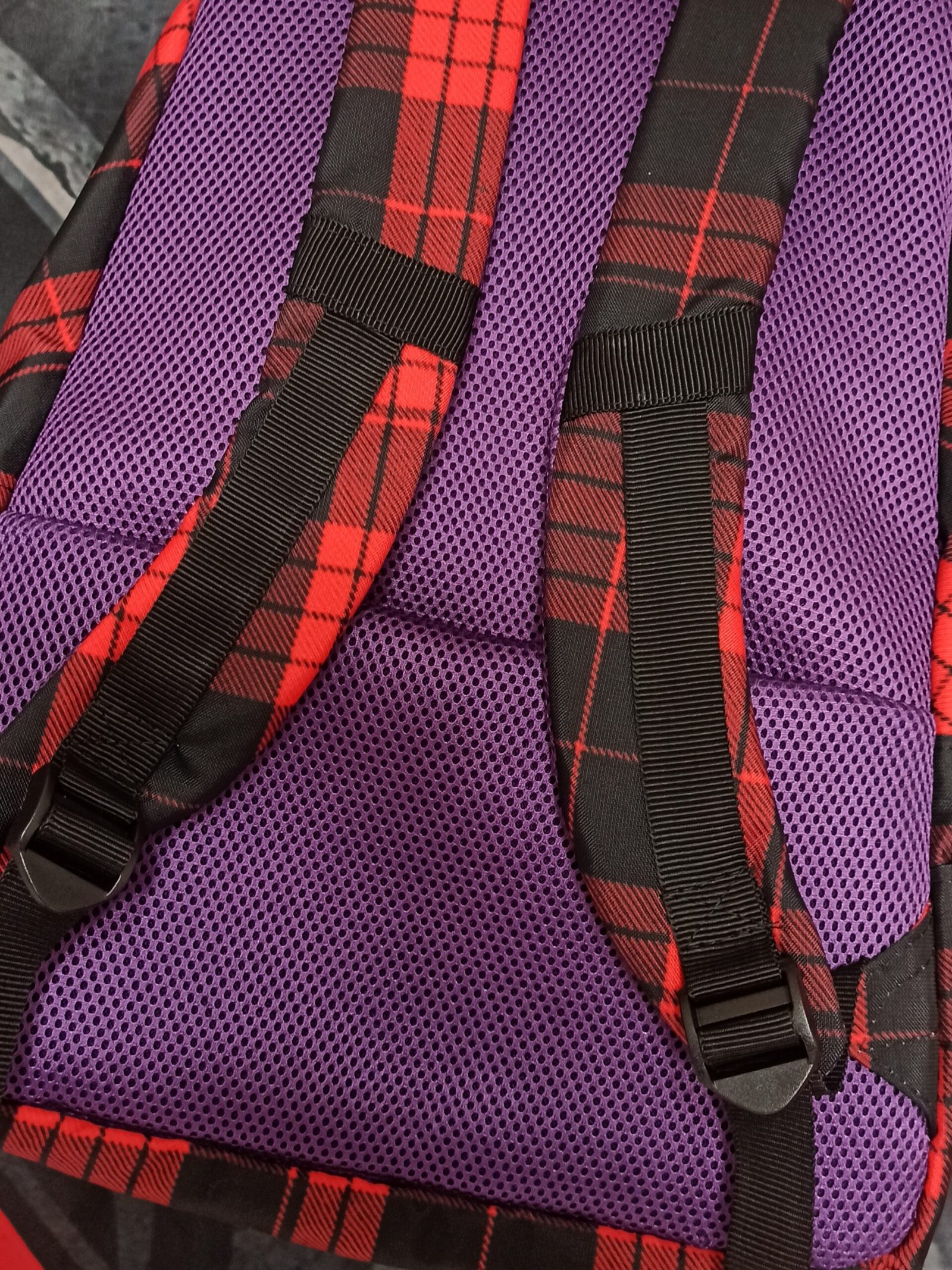 Respaldo acolchado transpirable morado de mochila gotica