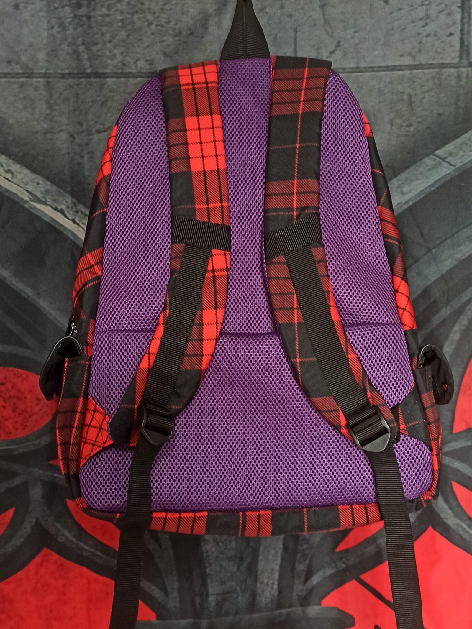 Respaldo acolchado transpirable morado de mochila gotica