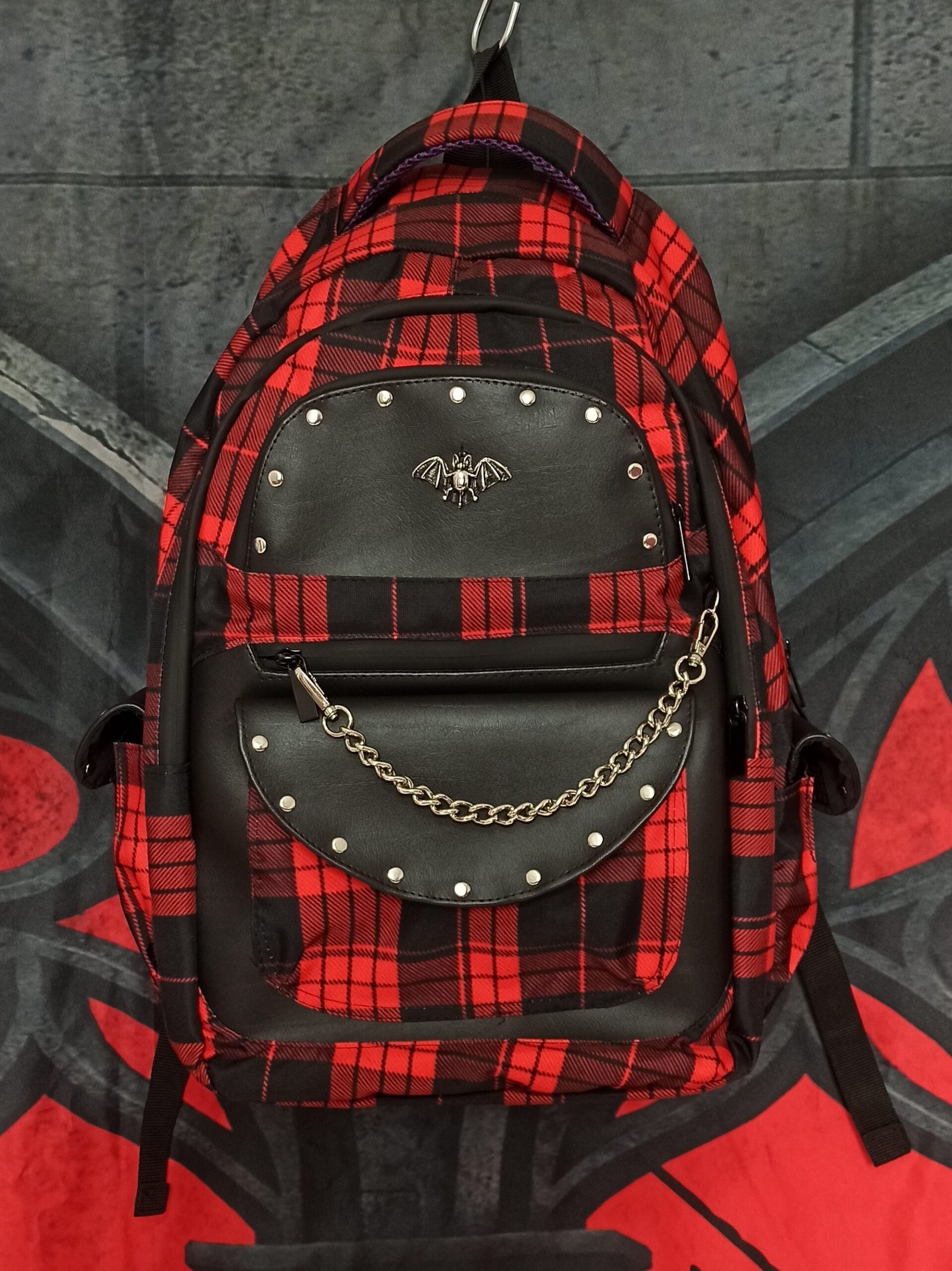 Mochila gotica de cuadros rojos y negros con murcielago metalico y cadenas