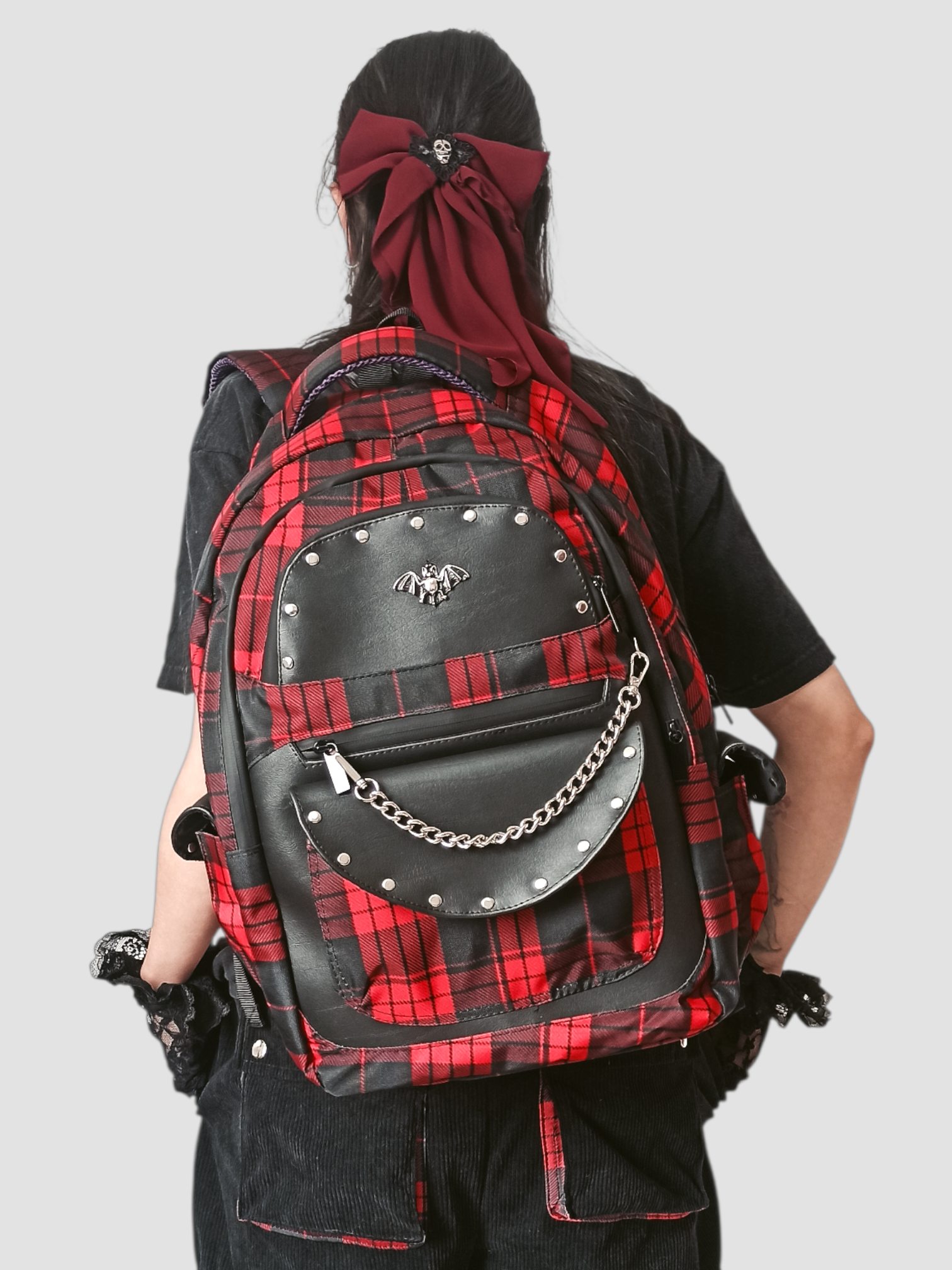 Outfit gótico con mochila de cuadros rojos y negros