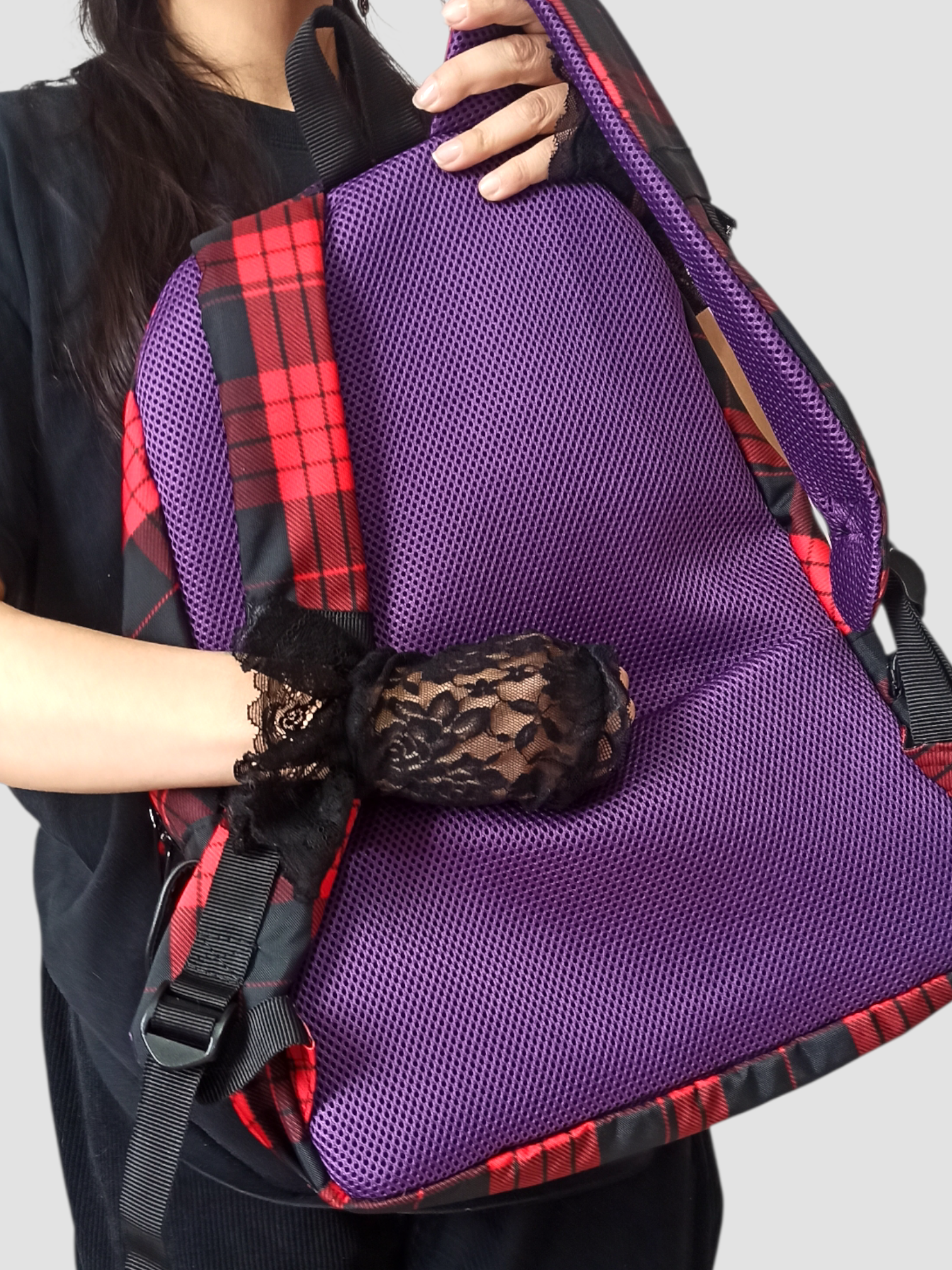 Respaldo acolchado transpirable morado de mochila gotica