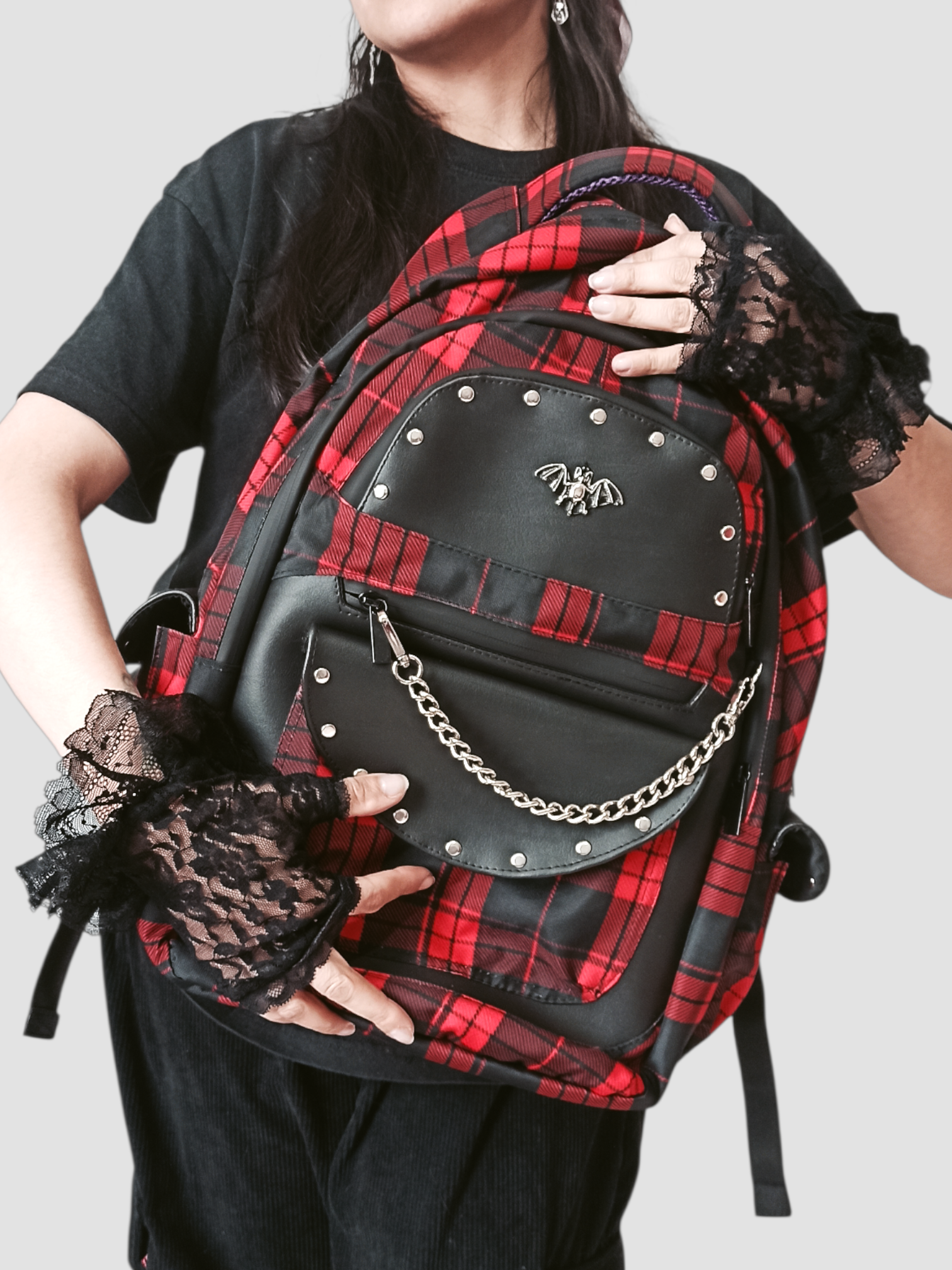 Outfit gótico con mochila de cuadros rojos y negros