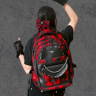 Outfit gótico con mochila de cuadros rojos y negros