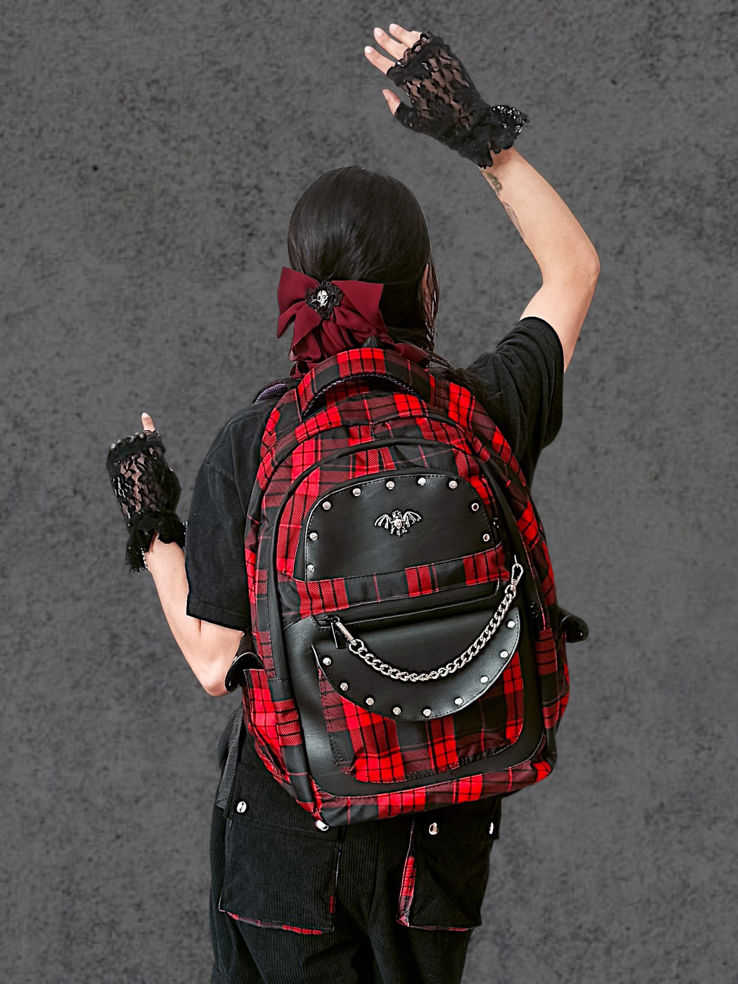 Outfit gótico con mochila de cuadros rojos y negros